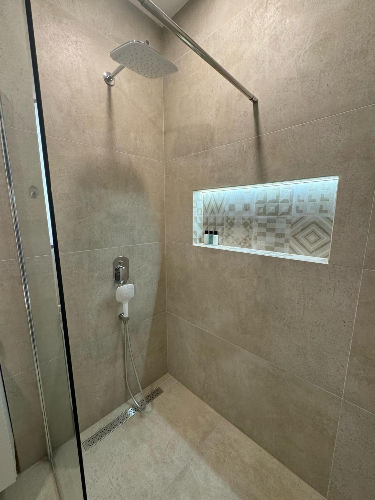 Mona Luxury - Free Garage Parking Apartment *